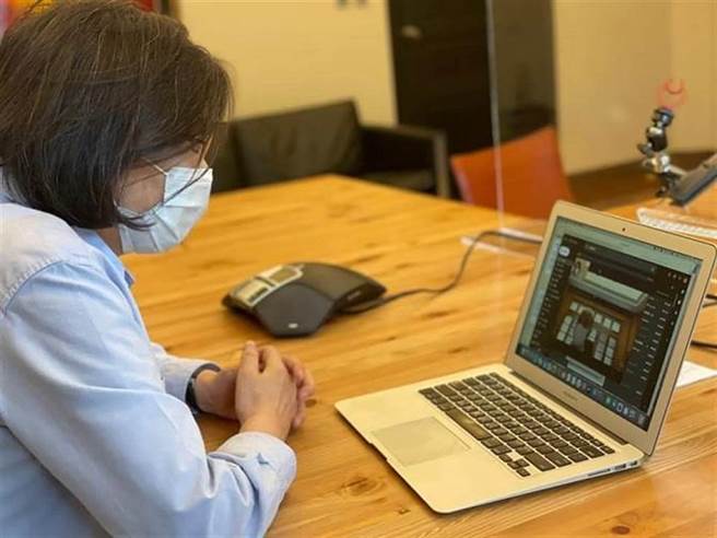 慈济基金会有意捐赠500万剂BNT疫苗，总统蔡英文透过视讯和证严法师通话。（取自蔡英文脸书）