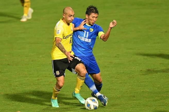 台南市FC队长吴俊青（右）在亚足联杯与理文的阿根廷中场亚哥斯达卡位争球。（亚足联官网翻摄）