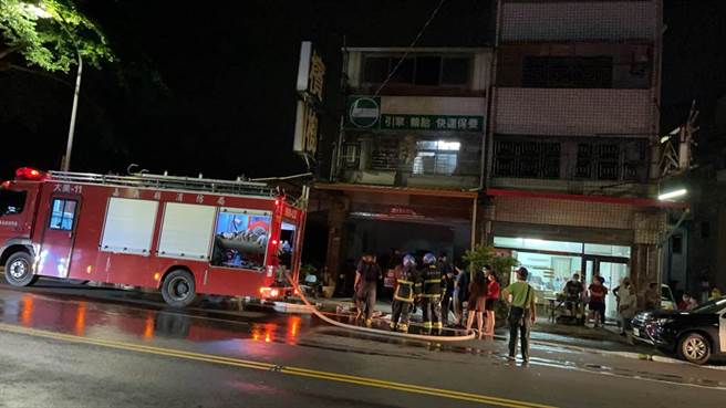 嘉义县大林镇互助社区今（26）日晚间传出一起父亲情绪失控纵火烧自家案，造成一家4口全受困屋内，所幸警消获报及时将人救出。（嘉义县消防局提供／吕妍庭嘉义传真）