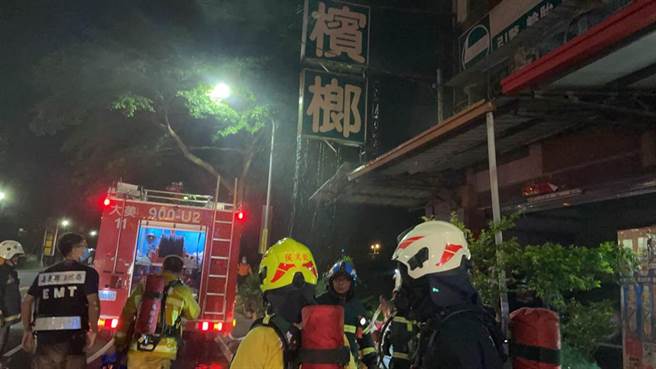 嘉义县大林镇互助社区今（26）日晚间传出一起父亲情绪失控纵火烧自家案，造成一家4口全受困屋内，所幸警消获报及时将人救出。（嘉义县消防局提供／吕妍庭嘉义传真）