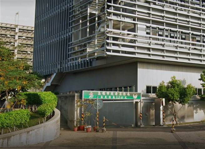 高市冈山区冈山北路一家资本逾亿的大型螺丝工厂25日晚间传出火警，现场浓烟不断窜出，消防局紧急抢救。（图／Google Map）