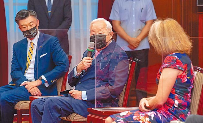 台積電創辦人張忠謀（中）到場見證贈勳儀式。圖／總統府提供