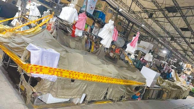 台北市第一果菜批发市场发生确诊者感染，36个摊位遭封锁，预计停业3天展开清洁、消毒。（民眾提供／张颖齐台北传真）