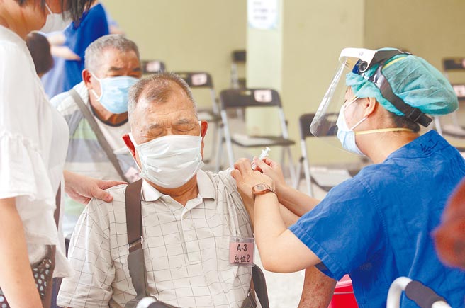 WHO預測，未來新冠肺炎高風險族群，每年都得追加接種疫苗，而一般大眾可能得每2年補打一次，圖為民眾在台北榮總接種站施打。（張鎧乙攝）
