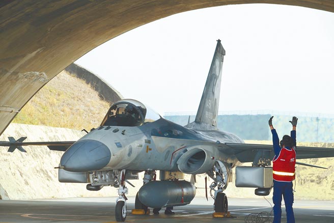 国军上将人事大风吹，国民党立委陈以信批评，三军统帅身边九位军机大臣，没有一位是空军，「根本是把国家安全当儿戏」。（本报资料照片）