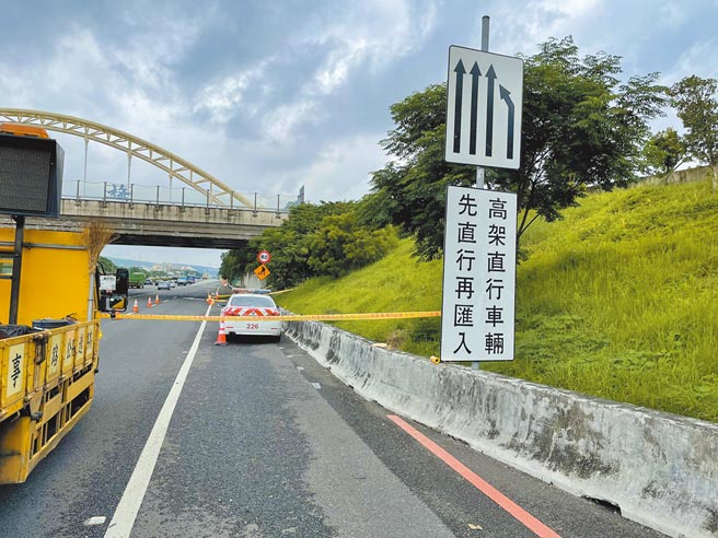 清洁人员于25日上午于国道1号南下约70公里处进行清扫工作，惊见1名长髮女尸倒卧且腐烂多时散发恶臭，警方表示，遗体已送往中坜殡仪馆等待相验。（萧灵玺翻摄）