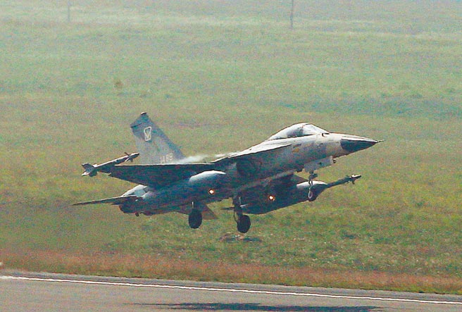 空軍司令部將花費4037萬多元採購96部法國生產、具備GPS定位和自動發報功能的SARBE 6-406G求生無線電機，提升飛行員求生能量，圖為示意照。(本報資料照片)