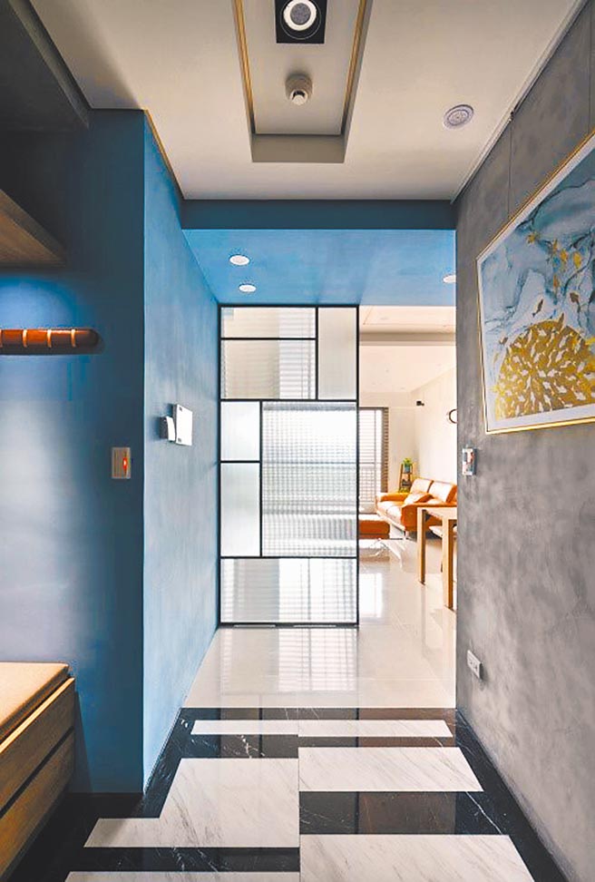 做好防疫，最好的方式便是將玄關打造為落塵清理區。（采金房室內裝修提供）