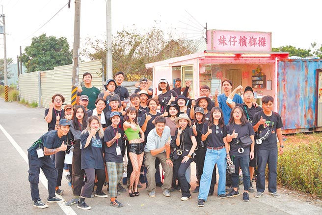 《妹仔槟榔摊》短片，是崑山科技大学视讯传播设计系学生今年毕业作品，23岁导演王琇慧（前排左四）重现儿时记忆的槟榔西施文化。（王琇慧提供／曹婷婷台南传真）
