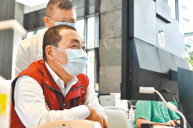新北市長侯友宜（前）25日視察新店集中檢疫中心，他透過視訊關心住民的身體狀況。（新北市新聞局提供／葉書宏新北傳真）