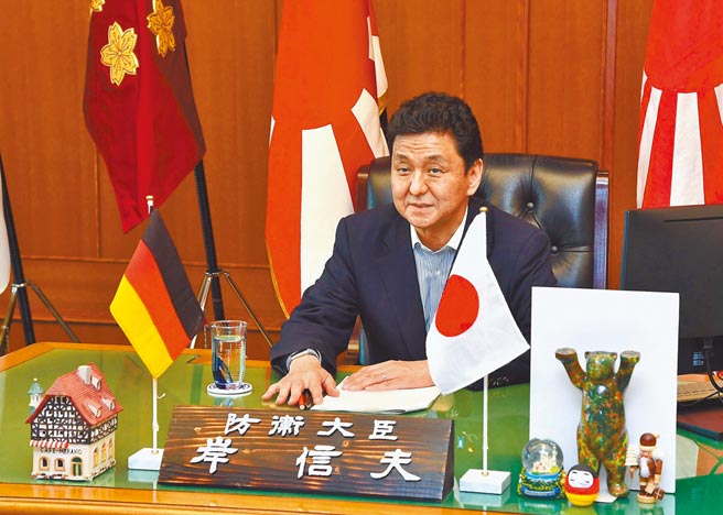 日本防衛大臣岸信夫24日表示，「台灣的和平穩定與日本直接相關」，因為台灣周邊的緊張局勢正在加劇，而防禦能力卻愈來愈被中國的軍事力量所掩蓋。（摘自岸信夫推特）