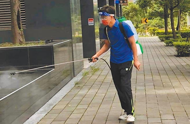 龟山文青里长简侨亨自己帮里内环境以稀释漂白水消毒，却遭检举。虽然桃园市环保局解释并不违法，但被检举让他灰心又难过。（摘自脸书）