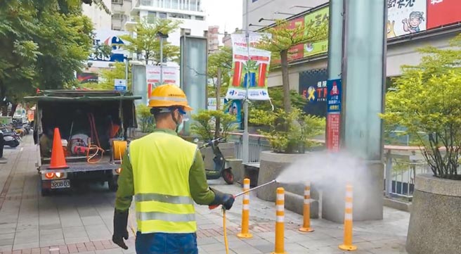 台中市环保局针对埔里镇2名确诊男性个案，其疫调足迹，环境一一消毒喷洒。（台中市政府提供／张妍溱台中传真）
