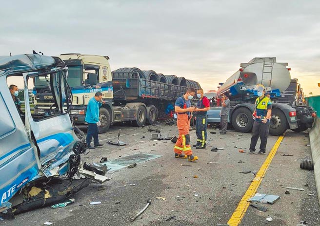 一辆化学曳引车追撞一部抛锚停在路旁的大型曳引车，撞击力道强大，化学曳引车车头当场弹飞至少1、20公尺远。（翻摄彰化踢爆网／吴建辉彰化传真）