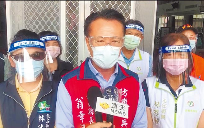 嘉義縣長翁章梁（中）向中央爭取嘉縣能比照北北基桃擴大疫苗接種對象。（嘉縣政府提供／張亦惠嘉縣傳真）