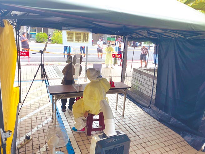 台南市安南区卫生所针对往返北农相关人员做唾液检测，现场原本秩序良好，却意外出现民眾咆哮风波。（台南市安南区卫生所提供／程炳璋台南传真）