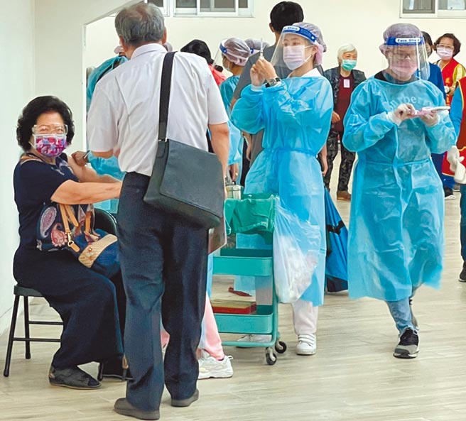 高市府传出将移工仲介人员列为第三类「高风险接触者」，遭人质疑特权施打。（示意图／洪浩轩摄）