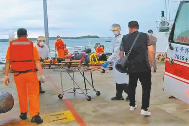 獅子山共和國籍「太陽公主」散裝貨輪船員摔傷昏迷，澎湖海巡隊漏夜馳援送醫搶救。（海巡隊提供／陳可文澎湖傳真）