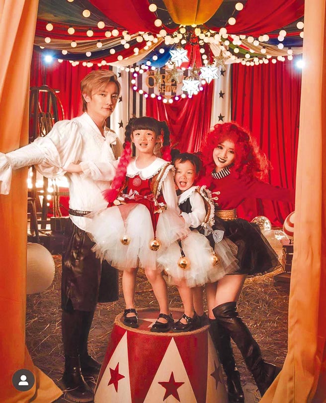 阿沁（左）一家四口感情甜蜜，先前開心拍全家福。（摘自臉書）