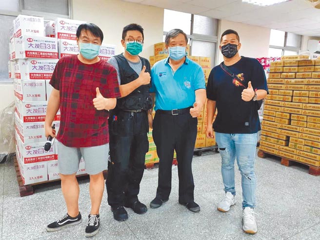 红心字会司徒建铭（左起）、作家林立青、地表最强里长方荷生、草爷被亏是「抗疫胖胖堂」。（红心字会提供）