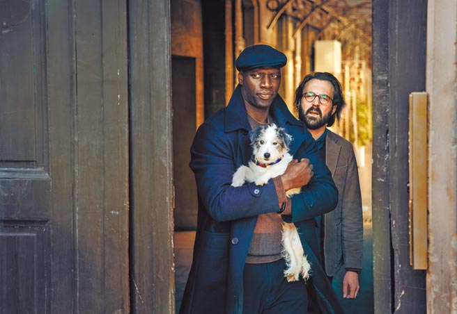 凯萨奖影帝欧马希（左）在《亚森罗苹：第二部》中饶富机智勇敢与爱心。（Netflix提供）