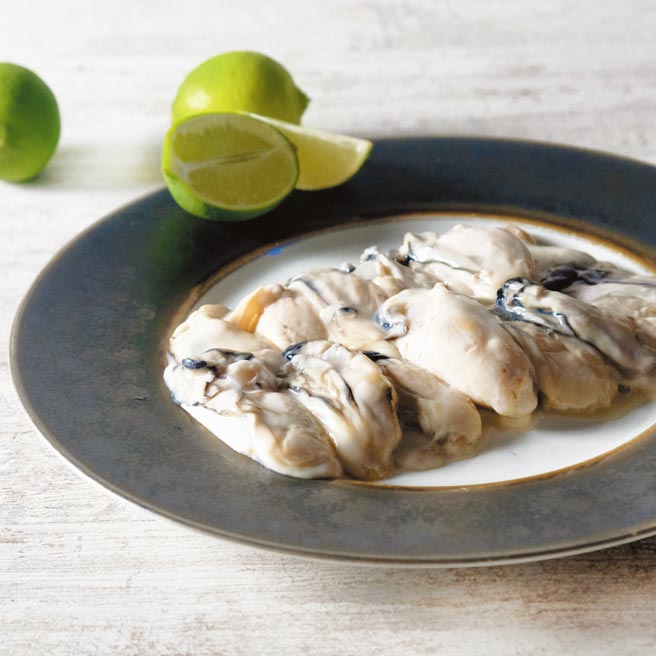 「六福美馔」贩售的2L级冷冻牡蛎肉，每包约460g、17至19颗，480元。（六福旅游集团提供）