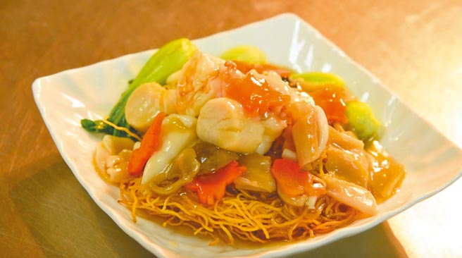 「翡翠海鲜广炒麵」为港式餐厅里受欢迎的主食，也是香港人家里常吃的料理。（大仓久和大饭店提供）