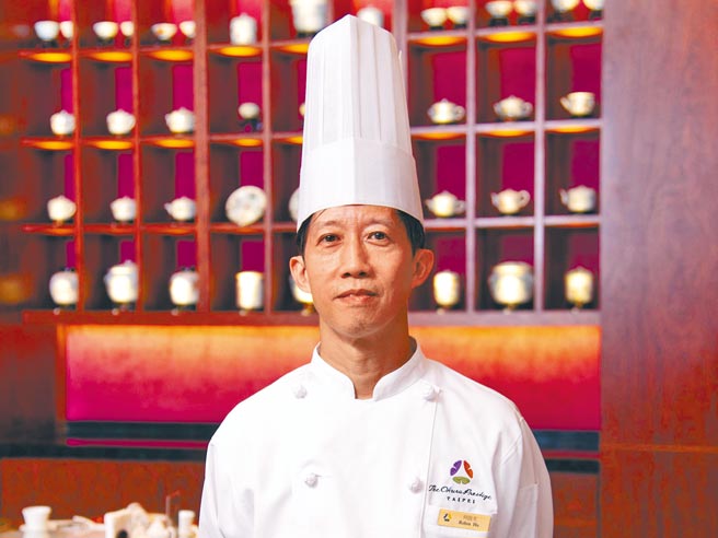 大仓久和大饭店桃花林中华料理主厨何启光厨艺经歷逾40年。（大仓久和大饭店提供）