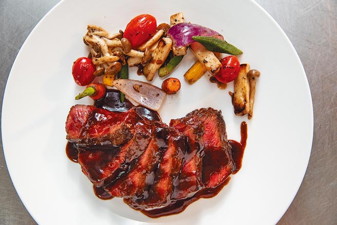 「苏造无骨牛小排」能同时吃到牛肉煎烤香气和滷汁滷过的酱香。（大仓久和大饭店提供）