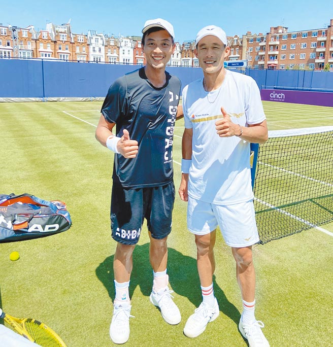 卢彦勋（左）为了替台湾多抢一张东奥男双门票，选择与单打世界排名次高的庄吉生报名，图为两人在本次温布顿前一起训练合影。（庄吉生脸书翻摄）