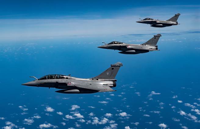 法国空军副参谋长表示，「飙风」将服役到约2065年，且除了目前还在研发中的F4版本，还会有后续F5、F6，甚至F7版本。（图／法国空军推特）