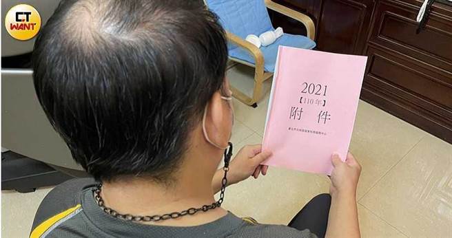 居家保母手拿居家式托育契約，大嘆紓困、補助及疫苗當初都沒份。（圖／張心攝）