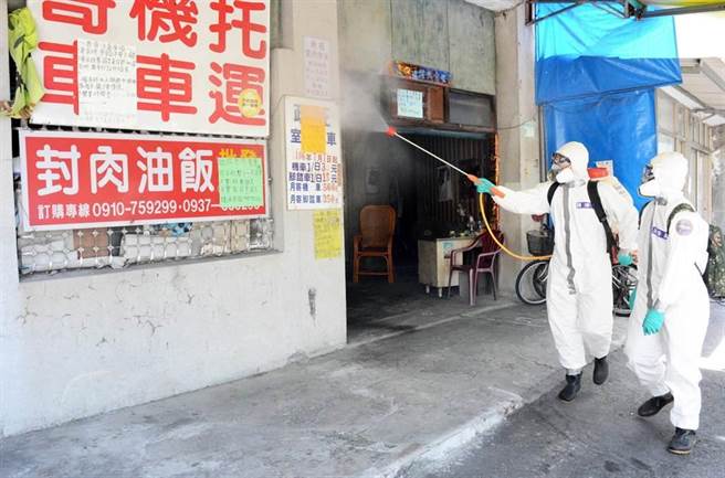 圖為化學兵進駐潮州鎮，進行大消毒工作。（中時資料照）