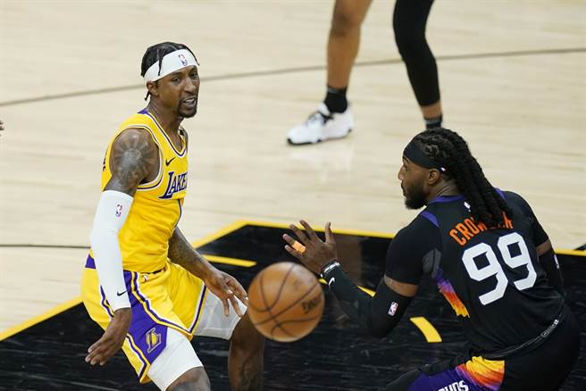 湖人後衛波普(左)竟在洛杉磯街頭遭到持槍搶劫。(美聯社資料照)