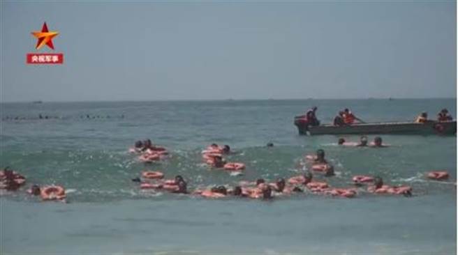 隶属大陆东部战区、驻地浙江的解放军陆军第72集团军某旅，近日举行跨昼夜海训。（央视军事频道）