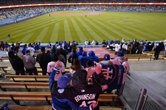 道奇隊球迷、湖人隊球迷都是洛杉磯重要的運動收視戶。（美聯社資料照）