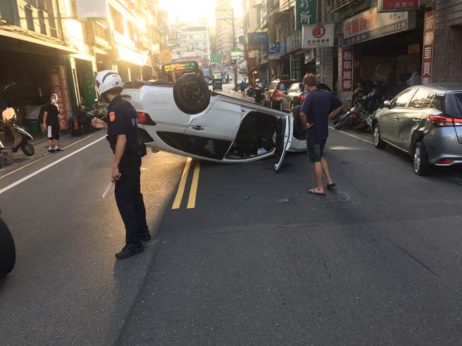 基隆余姓男子早上5點多駕駛白色轎車行經東信路段時，不慎撞上路邊2輛機車失控翻覆。（基隆市警局提供／陳彩玲基隆傳真）