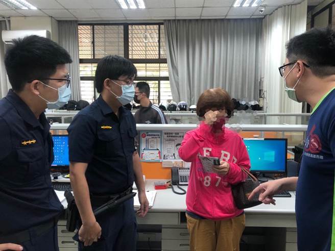 李姓女子（右二）遇到诈骗集团，她到加昌派出所报警，请求警方协助。（翻摄照片／林瑞益高雄传真）