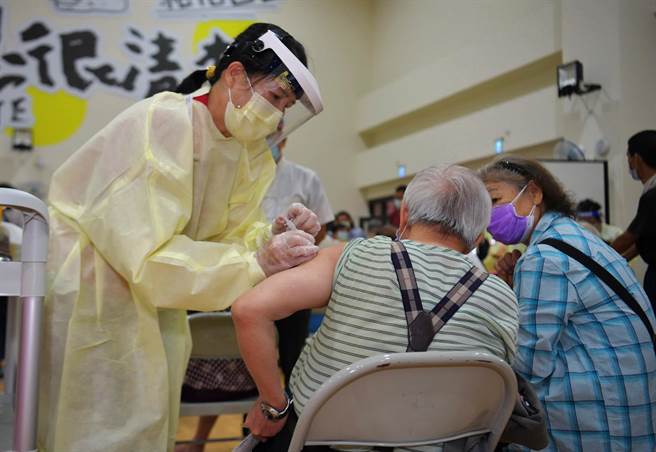 醫護人員表示，民眾在施打完AZ疫苗後，快打站醫護人員，當下就直接收回空瓶來處理，不會造成外流。（民眾提供）