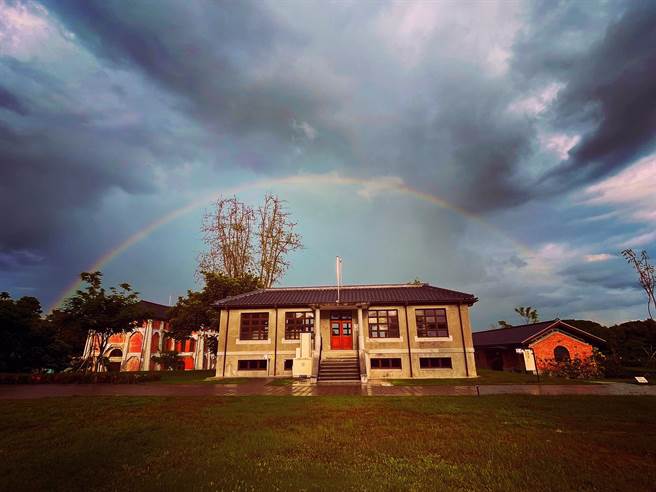 接连锋面让台南市山上花园水道博物馆多次出现完整圆弧形的彩虹，有如搭起一个完整的防护罩。（山上花园水道博物馆提供／洪荣志台南传真）