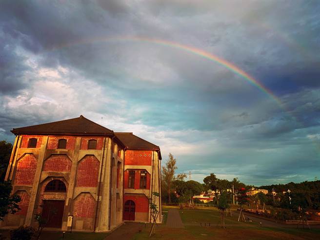 接连锋面让台南市山上花园水道博物馆多次出现完整圆弧形的彩虹，有如搭起一个完整的防护罩。（山上花园水道博物馆提供／洪荣志台南传真）