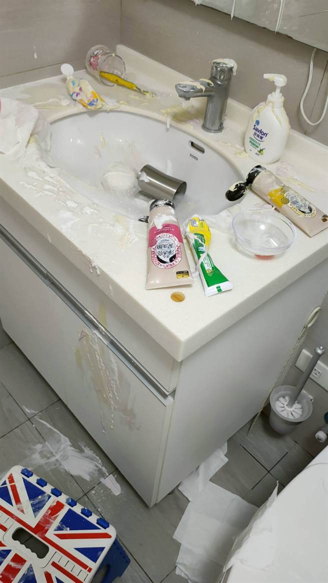 1名网友日前在家照顾姐姐的2名孩子，没想到孩子跑到浴室里待了很久，她原本以为是上厕所，没想到之后进去一看，洗手台上竟到处都是挤出的洗面乳。（翻摄自脸书「爆怨2公社」）