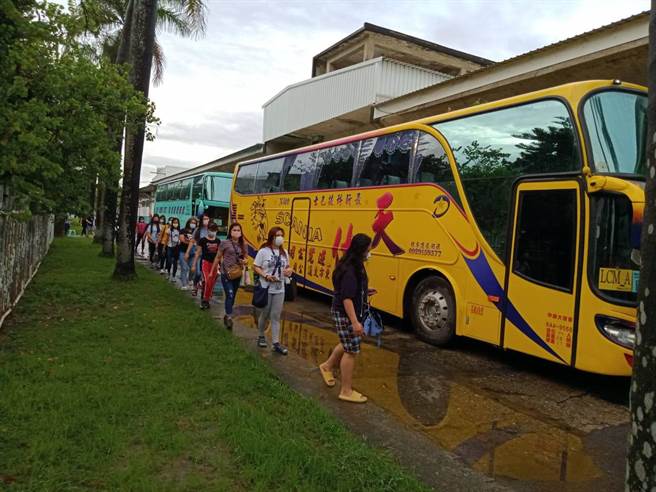台南市劳工局查核过程中发现移工上下车地点有安全疑虑，经会同警察局现场会勘，顺利让移工在保持社交安全距离的前提下，亦可安心上下车。（台南市政府劳工局提供／张毓翎台南传真）