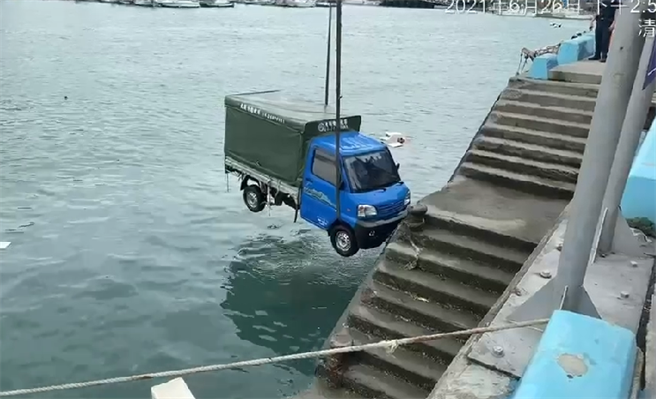 一辆小货车突衝入梧栖渔港，肇事女驾驶辩称忘了拉手剎车。(戴志扬翻摄)
