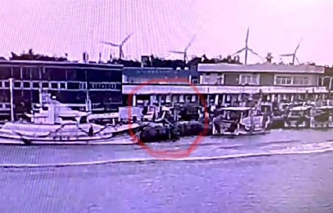 小货车突然衝入梧栖渔港，肇事女驾驶辩称忘了拉手剎车。(戴志扬翻摄)
