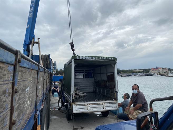 台中梧栖渔港发生小货车落海，女驾驶疑忘拉手煞车，导车车辆车头朝下，滑落港底沉没。（海巡署提供／王文吉台中传真）