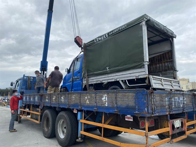 台中梧栖渔港发生小货车落海，女驾驶疑忘拉手煞车，导车车辆车头朝下，滑落港底沉没。（海巡署提供／王文吉台中传真）