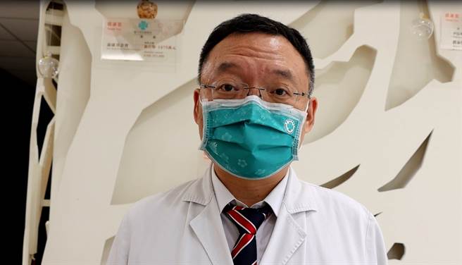刘伯瑜医师认为落实社教距离、勤洗手和戴口罩仍有效遏止病毒传播。（图／台中荣总提供）