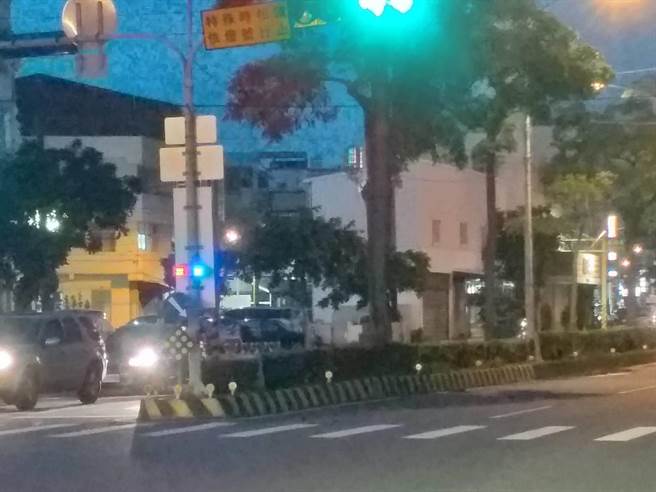 德光建設捐贈太陽能LED爆閃式警示燈，提供清水警方裝設在重要路口、易肇事路段及燈光昏暗等轉彎路段。（清水分局提供／王文吉台中傳真）