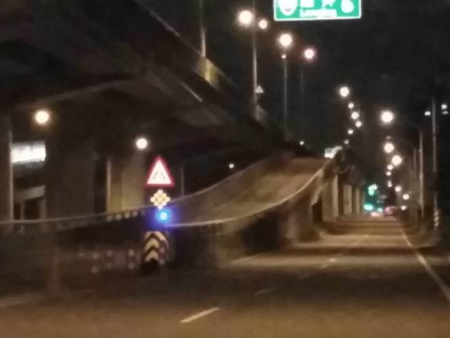 德光建設捐贈太陽能LED爆閃式警示燈，提供清水警方裝設在重要路口、易肇事路段及燈光昏暗等轉彎路段。（清水分局提供／王文吉台中傳真）